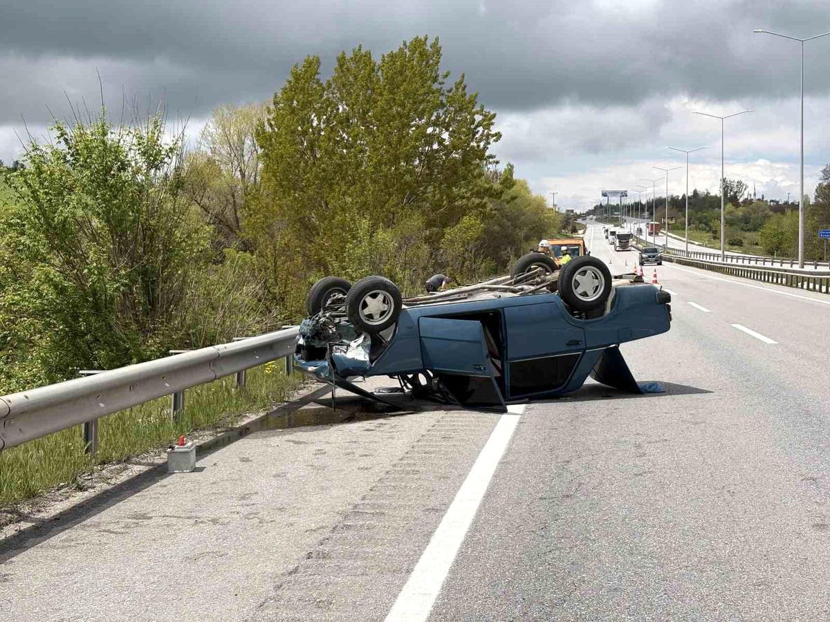 Çorum'da bariyerlere çarpan otomobil devrildi: 1 yaralı