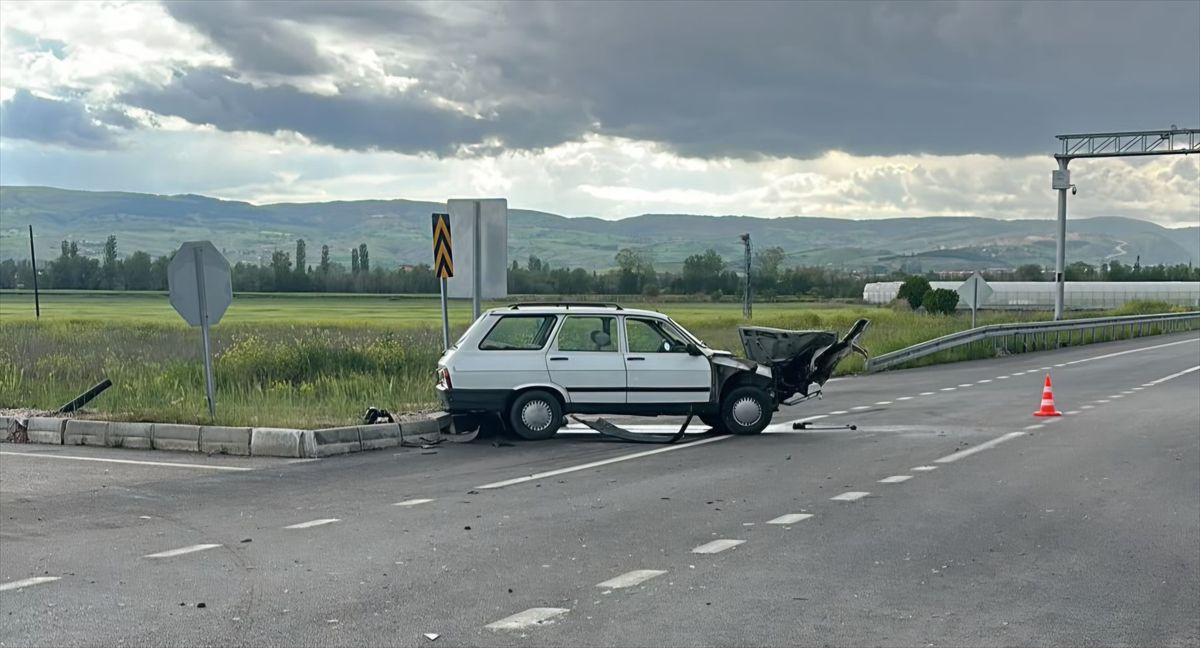 Çorum'da çarpışan iki otomobildeki 7 kişi yaralandı