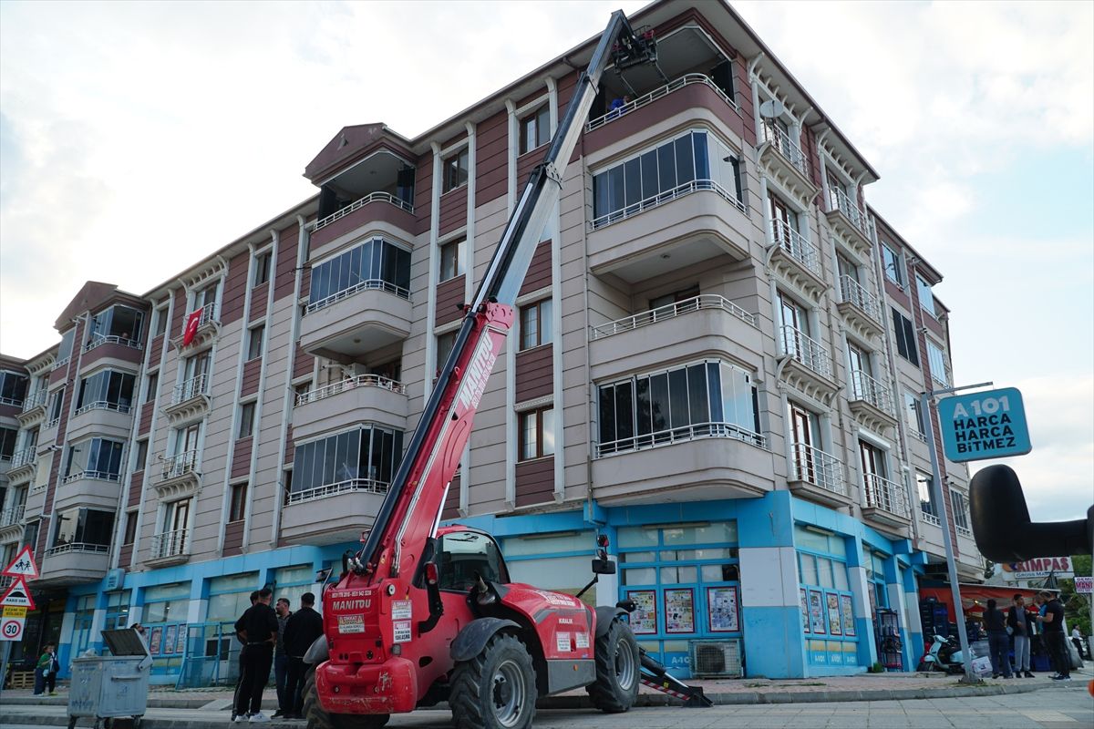 Çorum'da yaklaşık 250 kilo ağırlığındaki kişinin cenazesi dairesinden forkliftle çıkarıldı