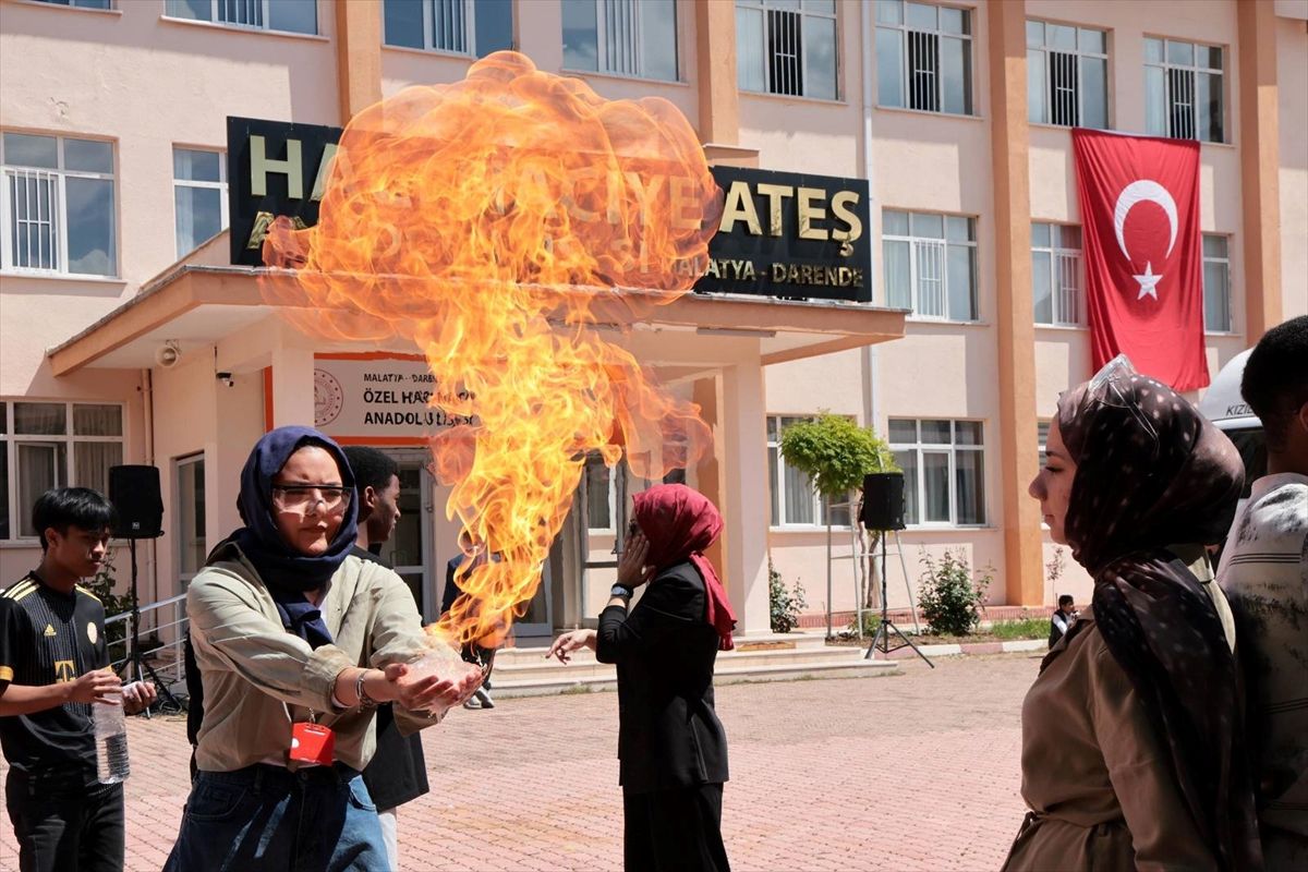 Darende'de Hacı Naciye Ateş Anadolu Lisesi'nde bilim şenliği düzenlendi