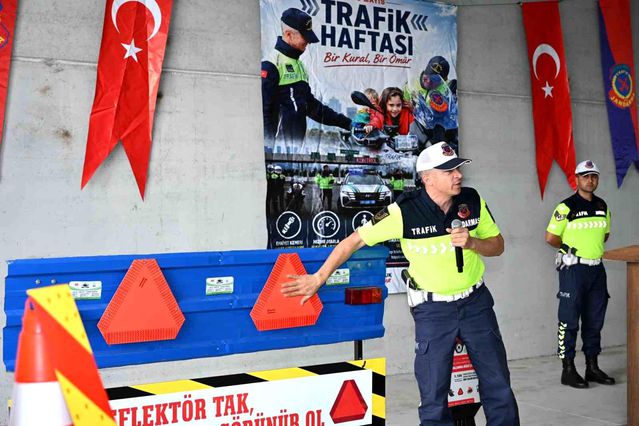 Demirci'de traktör sürücülerine reflektör dağıtımı yapıldı