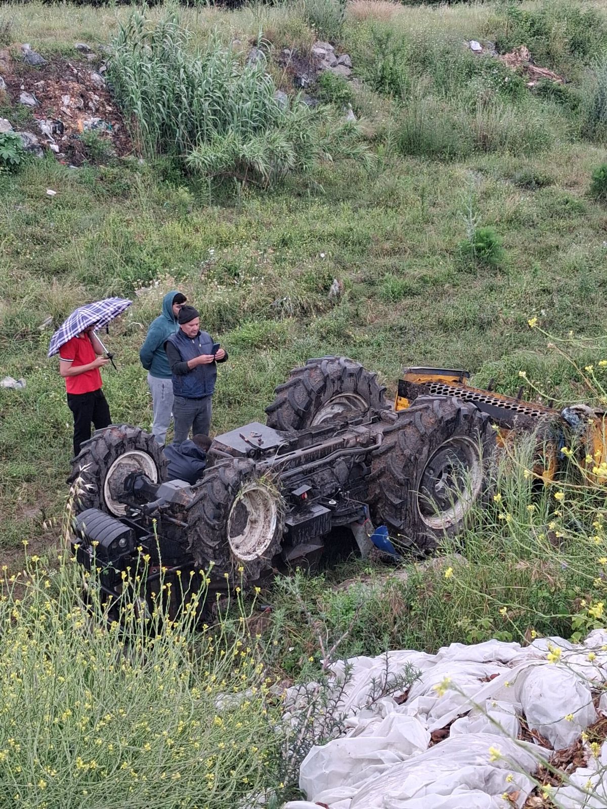 Devrilen traktörün altında yaşamını yitirdi