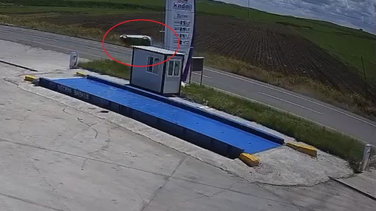 Diyarbakır'da takla atan otomobil tarlaya savruldu; aynı aileden 4 yaralı