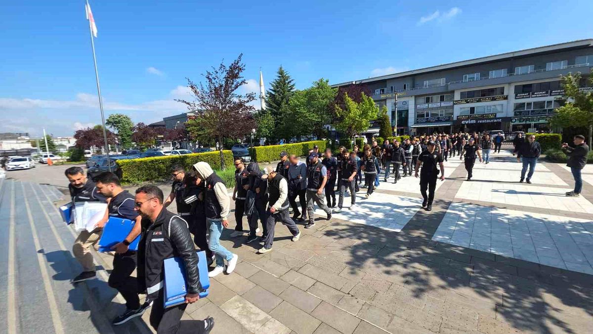 Düzce'de staj dolandırıcılığı yaptığı iddia edilen 21 kişi adliyeye sevk edildi