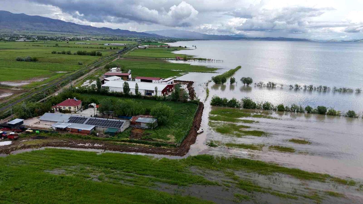 Elazığ'da üreticiler tedirgin: Çiftlikleri suyun altında kalmasın diye nöbet tutuyorlar