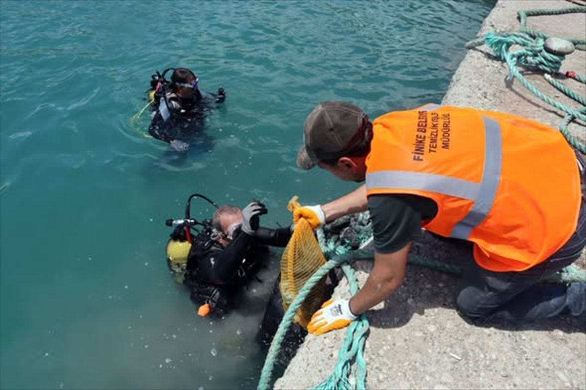 Finike'de deniz dip temizliği yapıldı