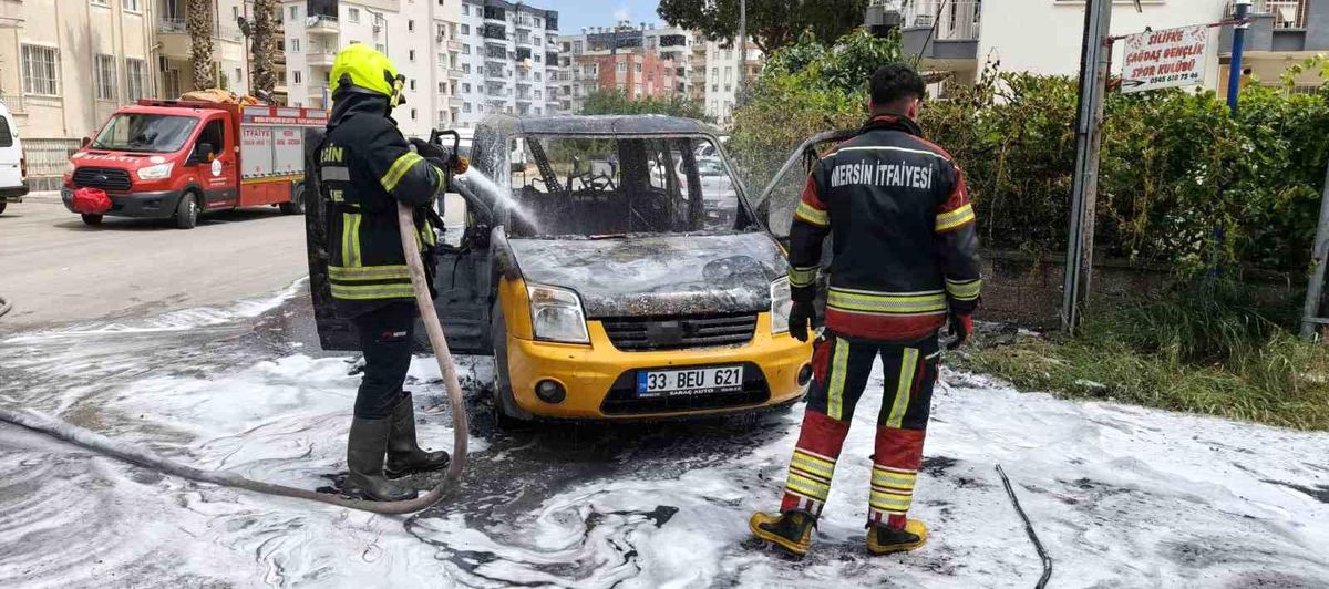 Hafif ticari araç alev alev yandı