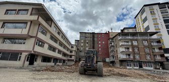 Hakkari'de 8 binanın boşaltılmasına neden olan temel çukuru taş ve toprakla dolduruldu