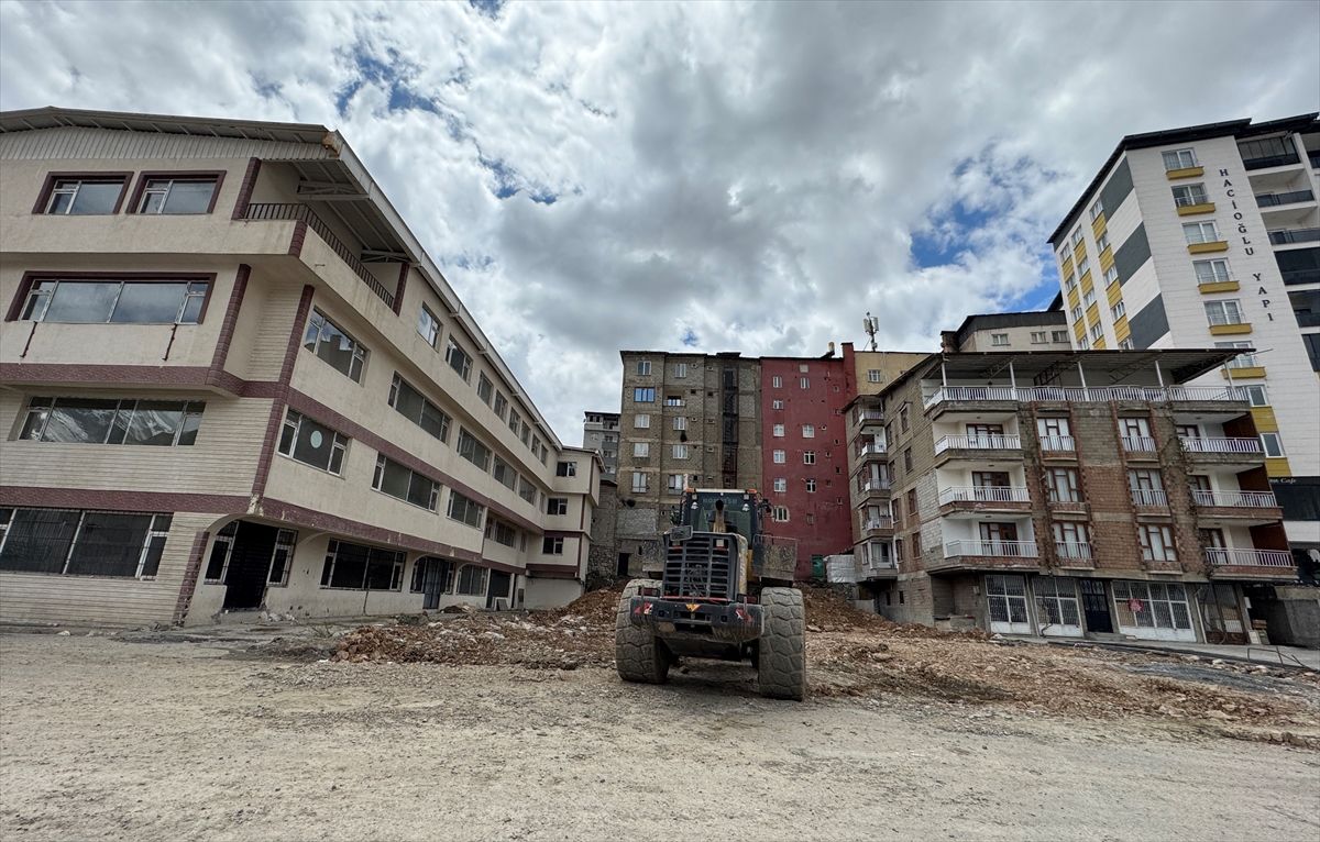 Hakkari'de 8 binanın boşaltılmasına neden olan temel çukuru taş ve toprakla dolduruldu
