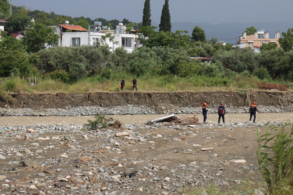 Hatay'da 3 kişinin öldüğü sağanakta sele kapılarak kaybolan 2 genç aranıyor