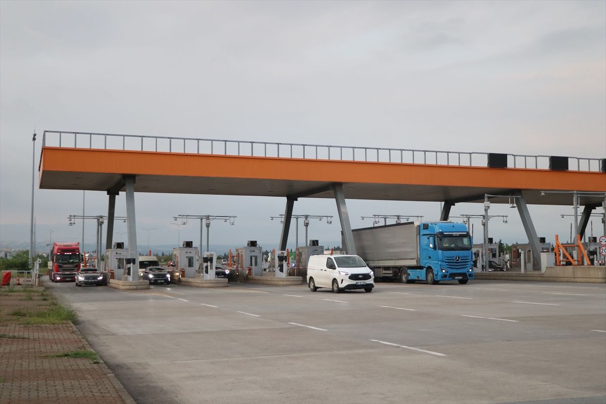 İstanbul-İzmir Otoyolu ile Osmangazi Köprüsü'nde bayram tatili hareketliliği başladı