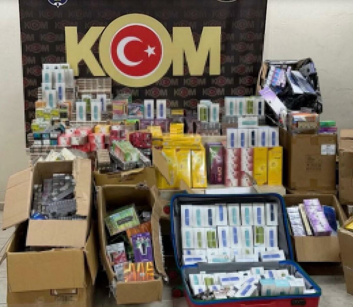 İzmir'de kaçak sigara operasyonu