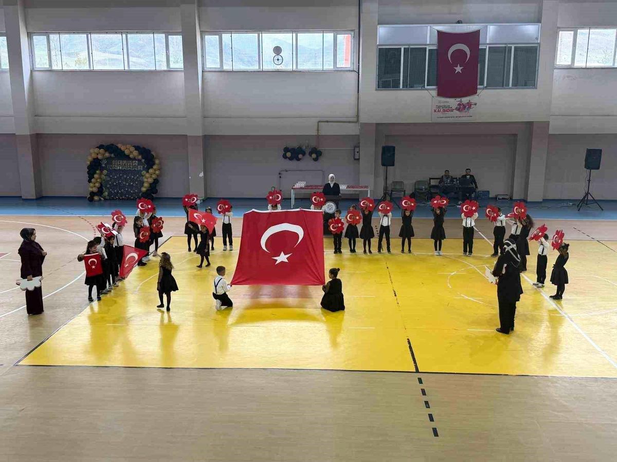 Kağızman'da okuma bayramı coşkusu: Minik öğrencilerden muhteşem gösteri