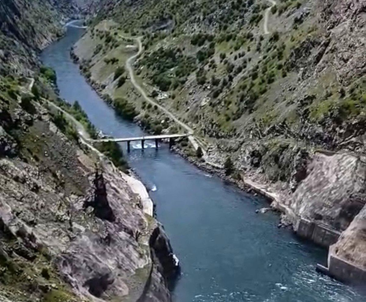 Karakaya Barajında su tahliyesi nedeni ile köprü trafiğe kapatıldı