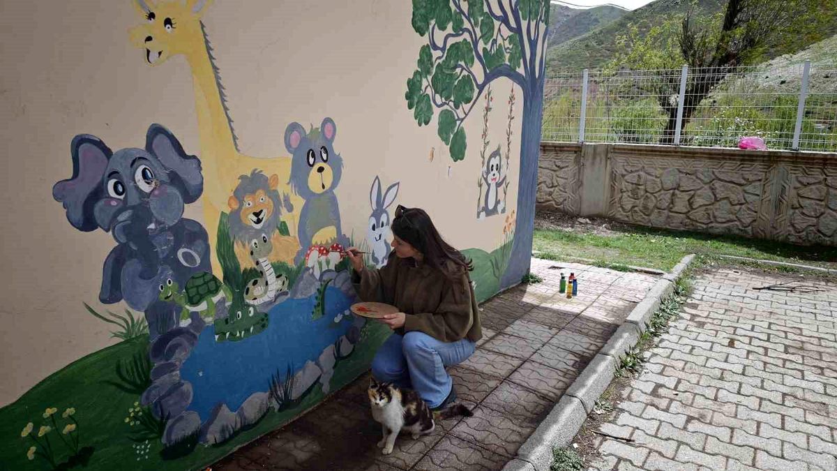Köy okulunda büyüdü, köy çocuklarının umudu oldu