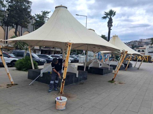 Kuşadası'nda bakım ve onarım çalışmaları hız kesmiyor