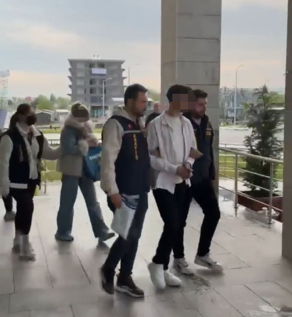 Kütahya'da kuyumcuyu düşük ayarlı altınla dolandıran 4 şüpheli yakalandı
