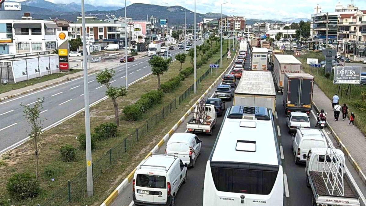 Kuzey Ege'de trafikte 9 günlük bayram tatili yoğunluğu başladı