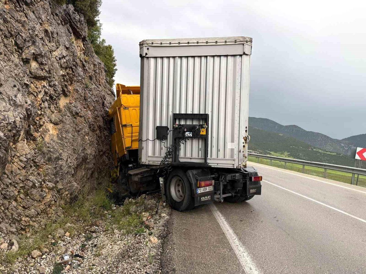 Makaslayan tır yol kenarındaki kayalıklara çarptı: 1 yaralı