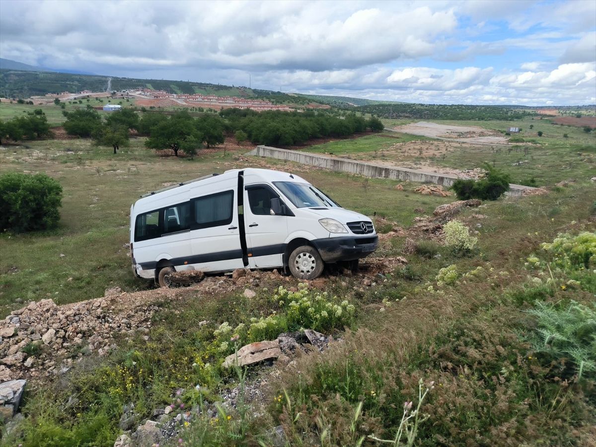 Malatya'da yoldan çıkan minibüsteki 2 kişi yaralandı
