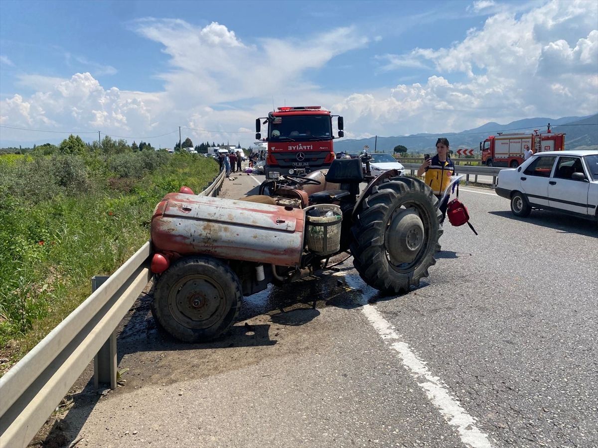 Manisa'da minibüsün traktöre çarpması sonucu 1 kişi öldü, 3 kişi yaralandı