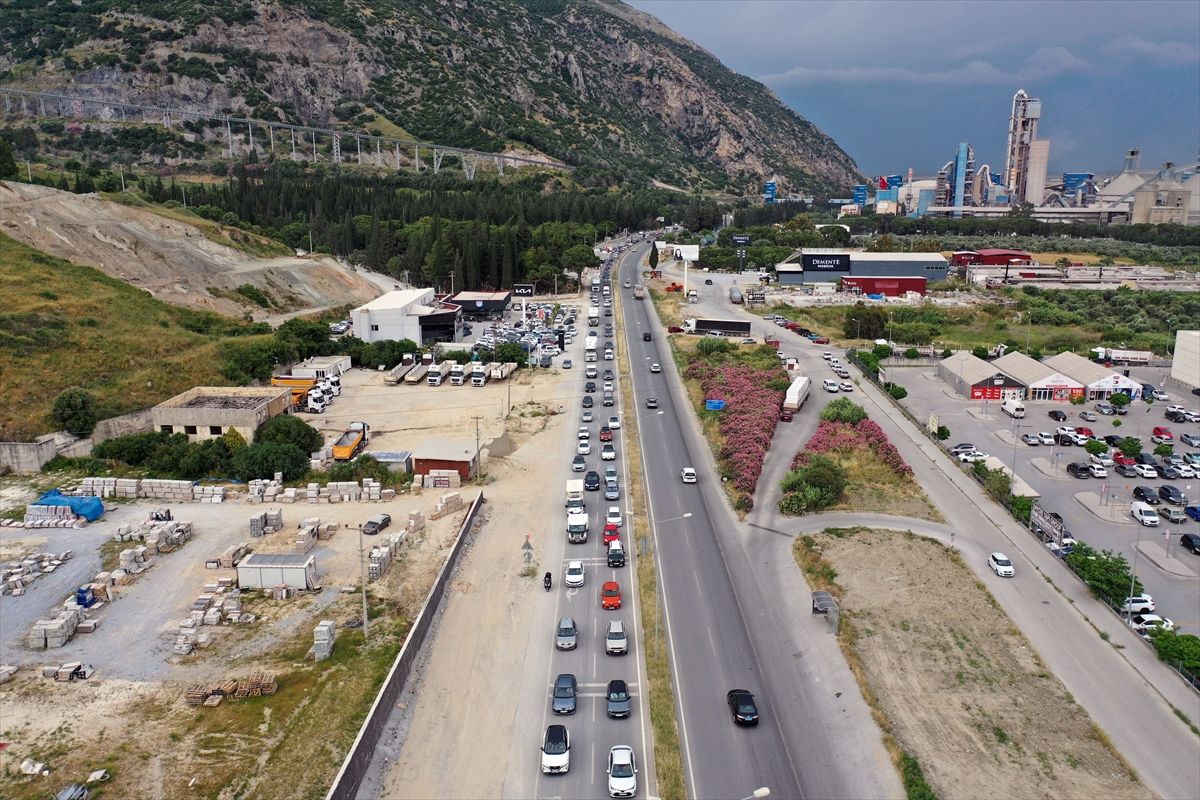 Muğla ve Aydın'ın turistik ilçelerine giden yollarda yoğunluk yaşanıyor
