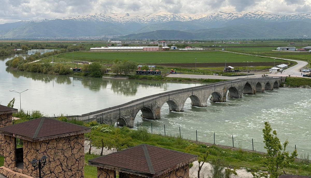 Muş'ta Alparslan-2 Barajı ve HES'te ilk kez dolusavak kapakları açıldı