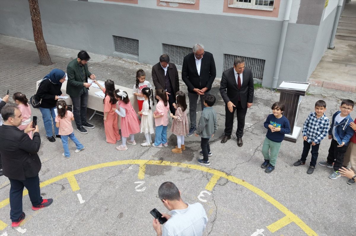 Nevşehir'de hayırsever çiftten çocuklara bayram harçlığı