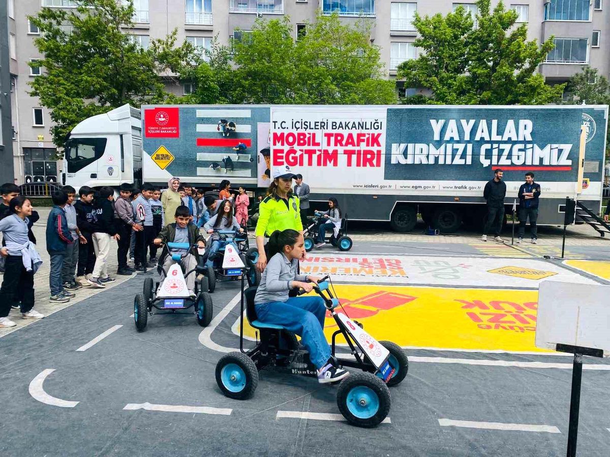 Oltu'da öğrencilere trafik eğitimi