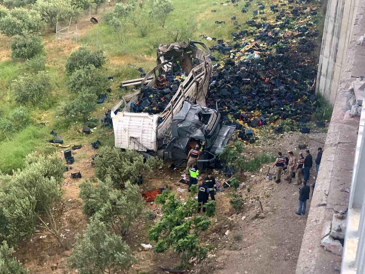 Otomobile çarpan sebze yüklü tır viyadükten aşağı uçtu: 3 ölü, 3 yaralı