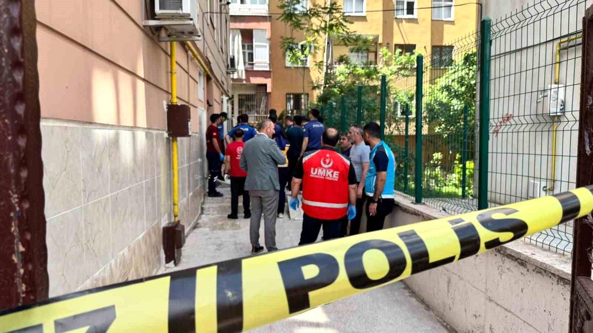 Pencere temizlerken 5'inci kattan düşen kadın hayatını kaybetti