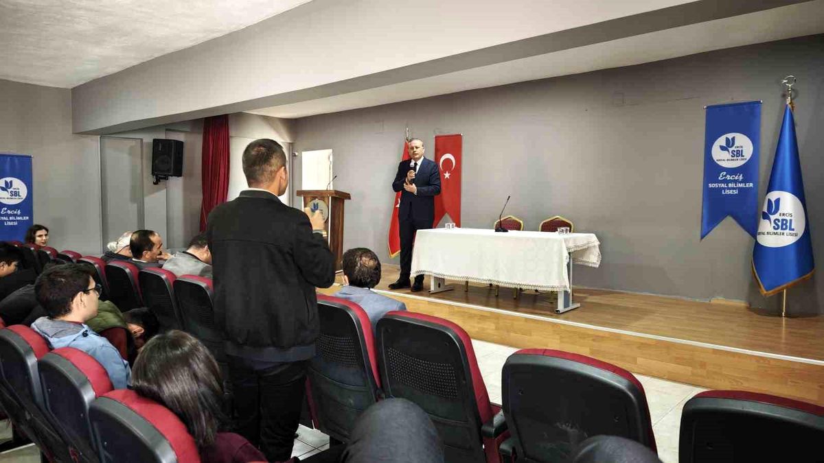 Rektör Elmastaş'tan Ercişli öğrencilerle kariyer planlaması söyleşisi
