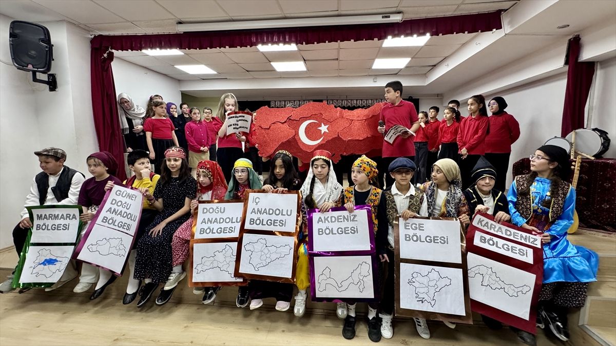 Sakarya'da ilkokul öğrencileri yıl sonu gösterisinde türküler söyledi