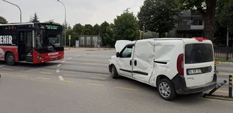 Sakarya'da metrobüs ile hafif ticari araç çarpıştı, 13 yolcu hafif yaralandı