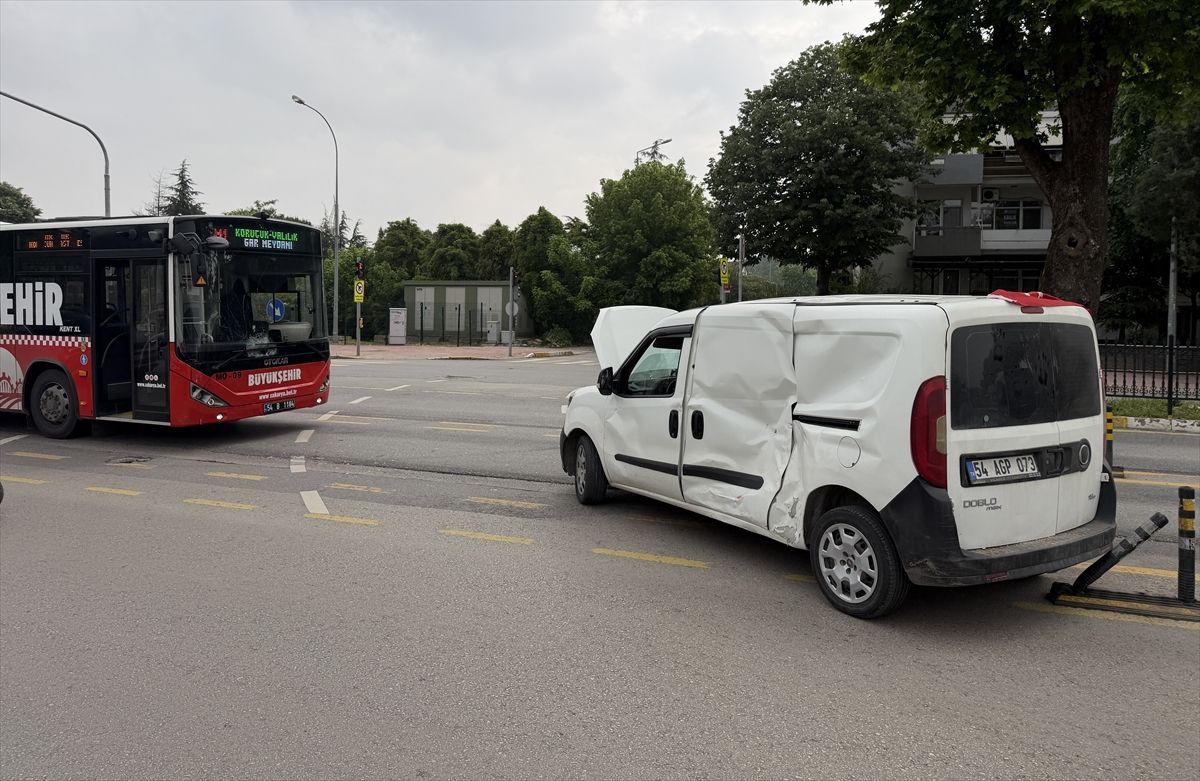 Sakarya'da metrobüs ile hafif ticari araç çarpıştı, 13 yolcu hafif yaralandı