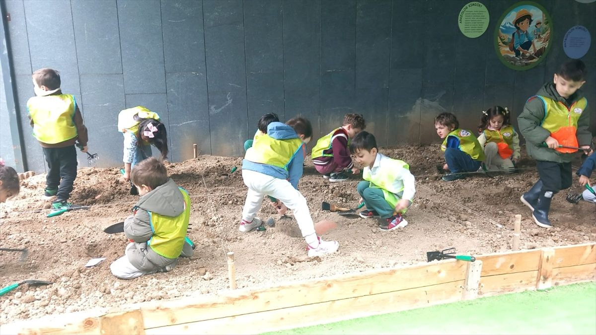 Samsun Müzesinde minikler deneysel kazı yaptı
