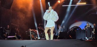 Şarkıcı Derya Uluğ, Kırklareli'nde konser verdi