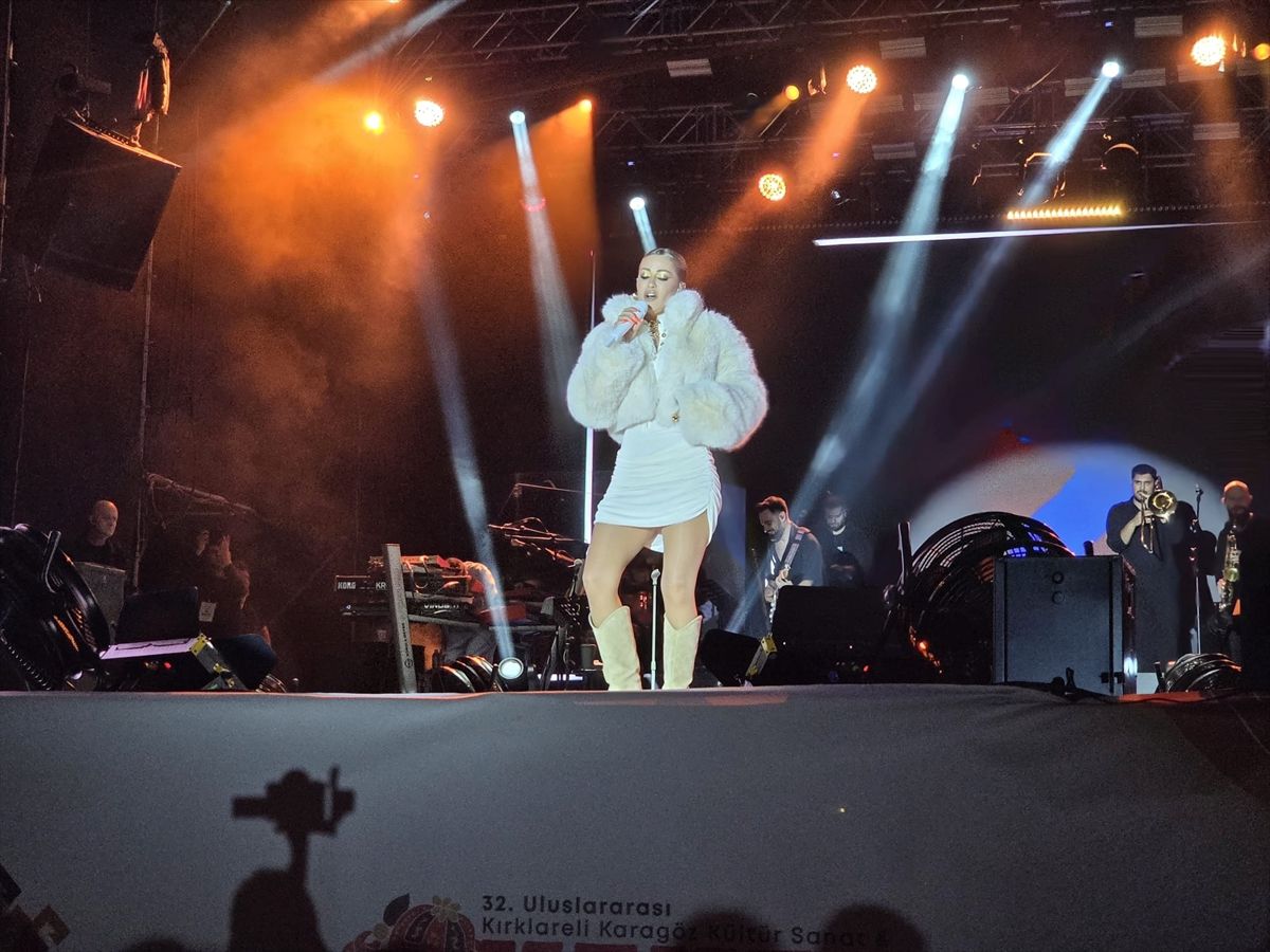 Şarkıcı Derya Uluğ, Kırklareli'nde konser verdi