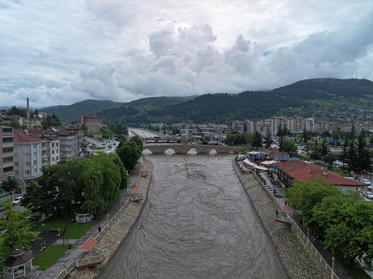 Taşkın riski bulunan Yeşilırmak Nehri'nde çalışmalar sürüyor