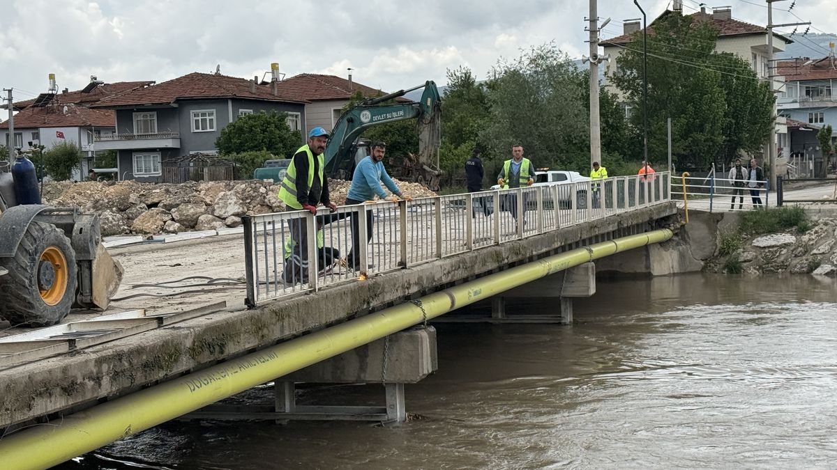 Taşkın riskine karşı Turhal'da köprüler sökülüyor