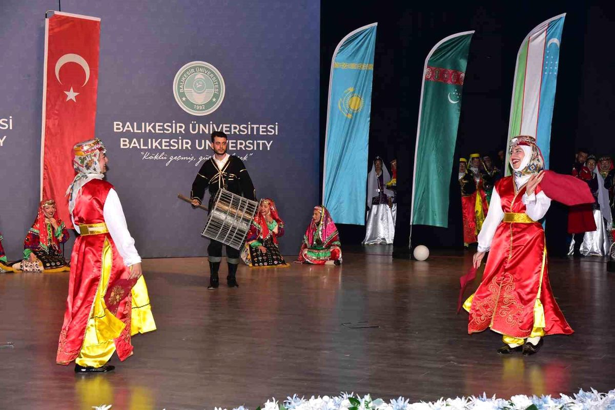Balıkesir Üniversitesi'nde Türk Dünyasının Renkleri Sahnelendi