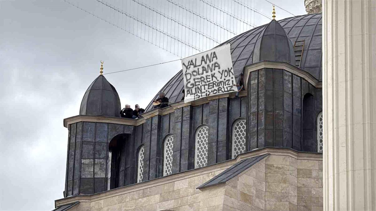 Ücretleri ödenmeyince çalıştıkları cami inşaatının kubbesine çıktılar