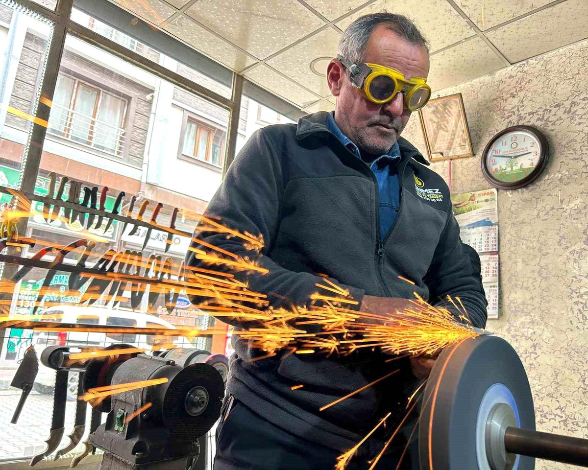 Van'da bıçak bileme ustalarının yoğun bayram mesaisi