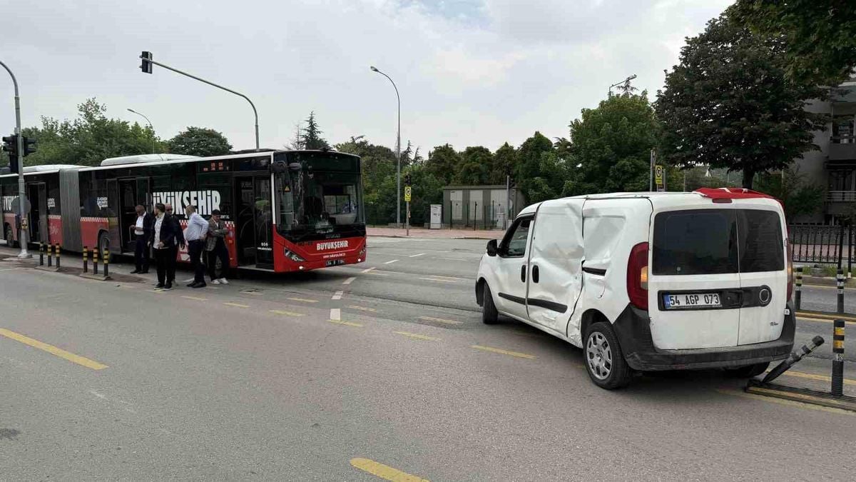 Yasak dönüş kazayı getirdi, metrobüsle hafif ticari araç çarpıştı: 13 yaralı