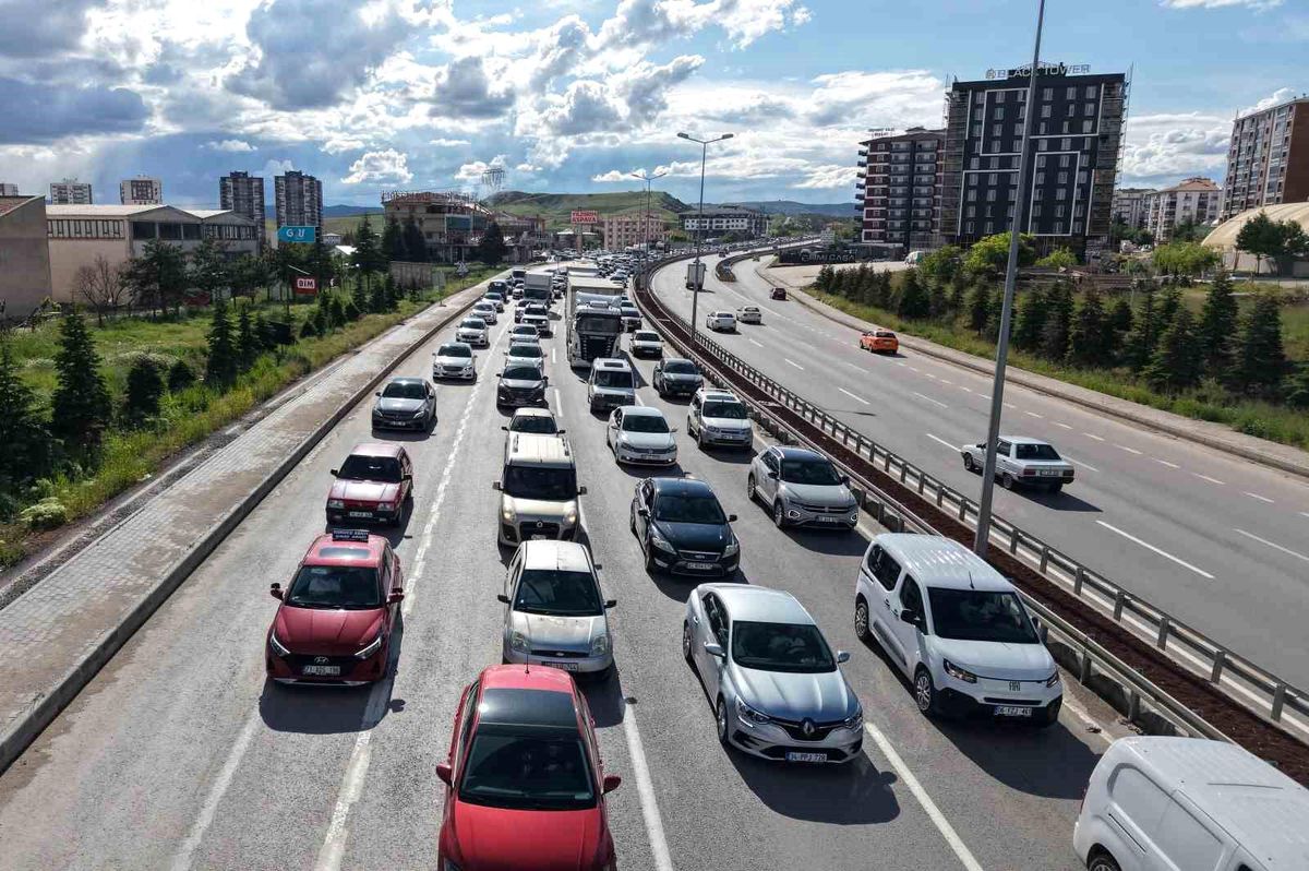 43 ilin geçiş noktasında bayram trafiği havadan görüntülendi: Araçlar adım adım ilerledi