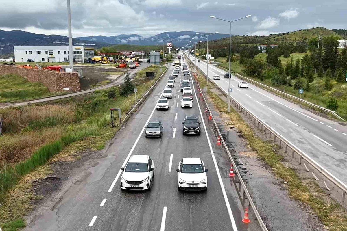 43 ilin geçiş noktasında trafik yoğunluğu arttı