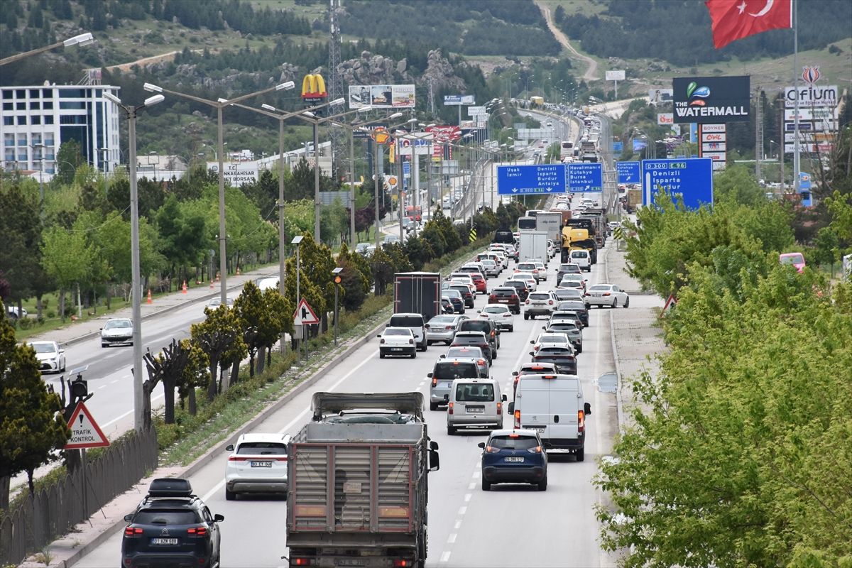 Afyonkarahisar'daki çevre yollarında bayram tatili hareketliliği yaşanıyor
