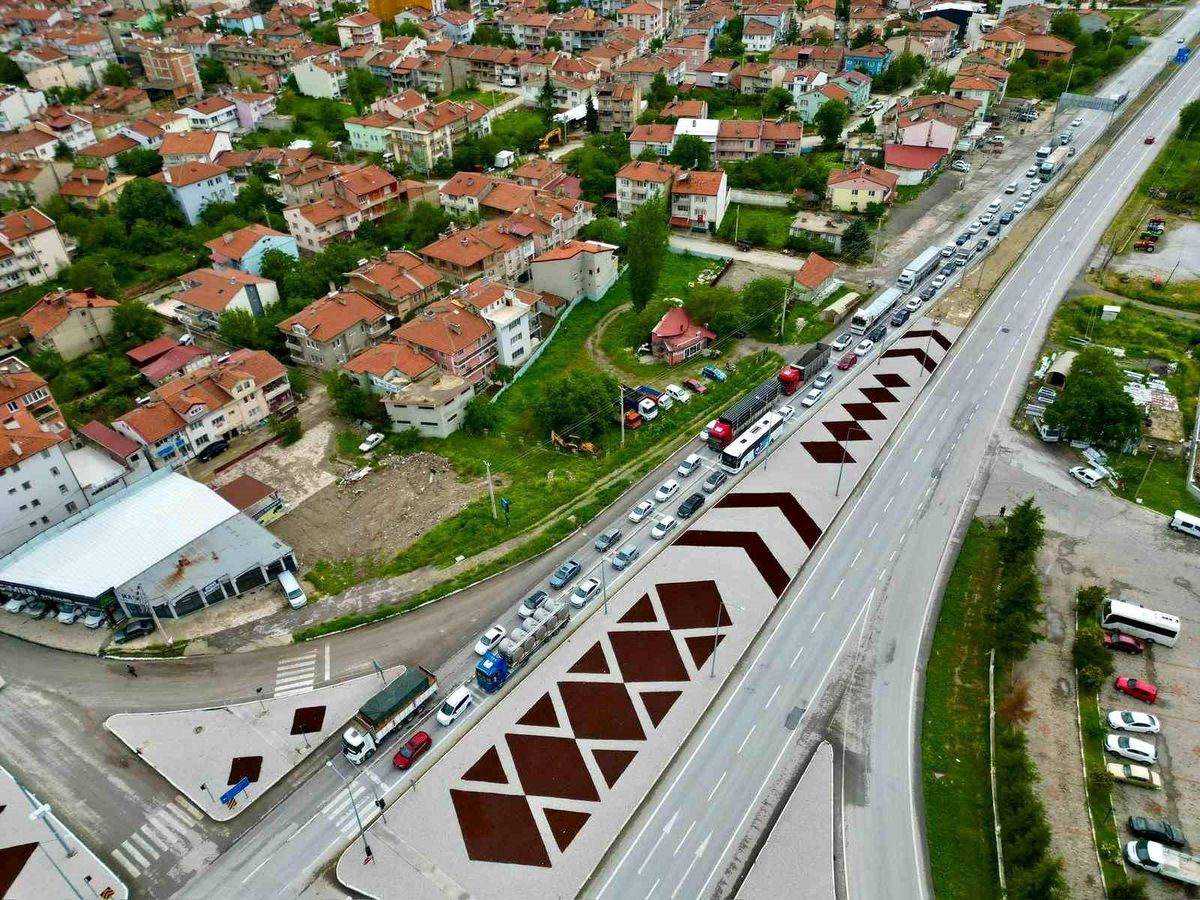 Afyonkarahisar'da ki karayollarında bayram trafiği yoğunluğu başladı