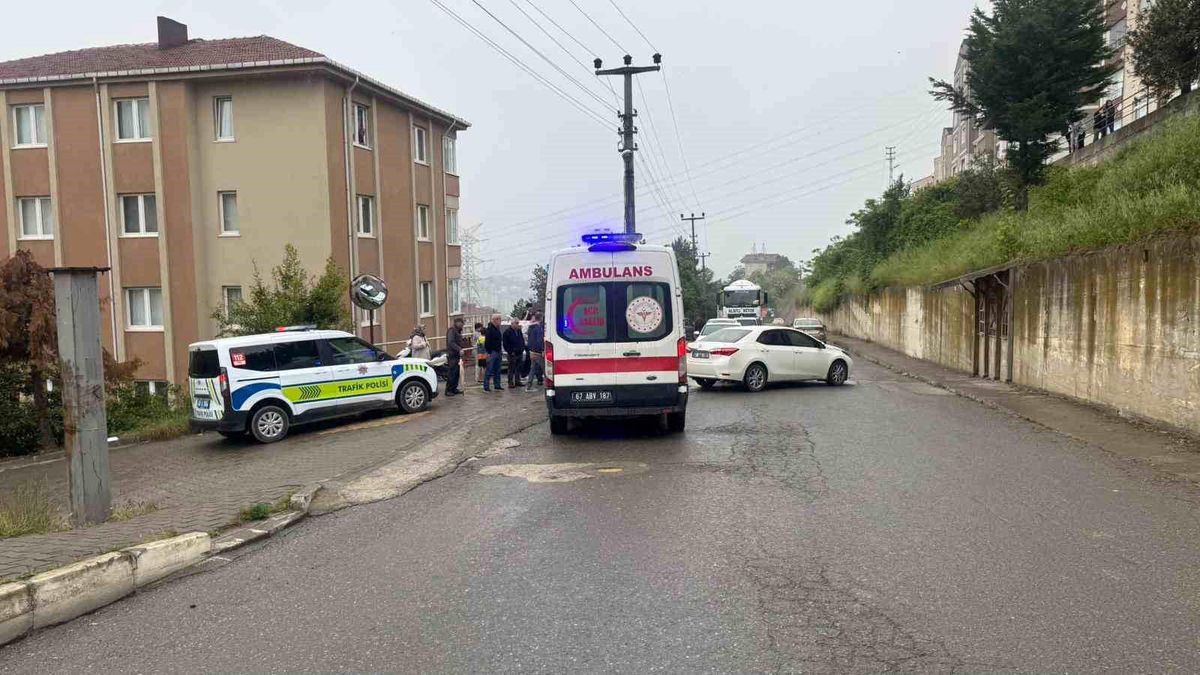 Alaplı'da motosiklet kazası kamerada: 1 yaralı