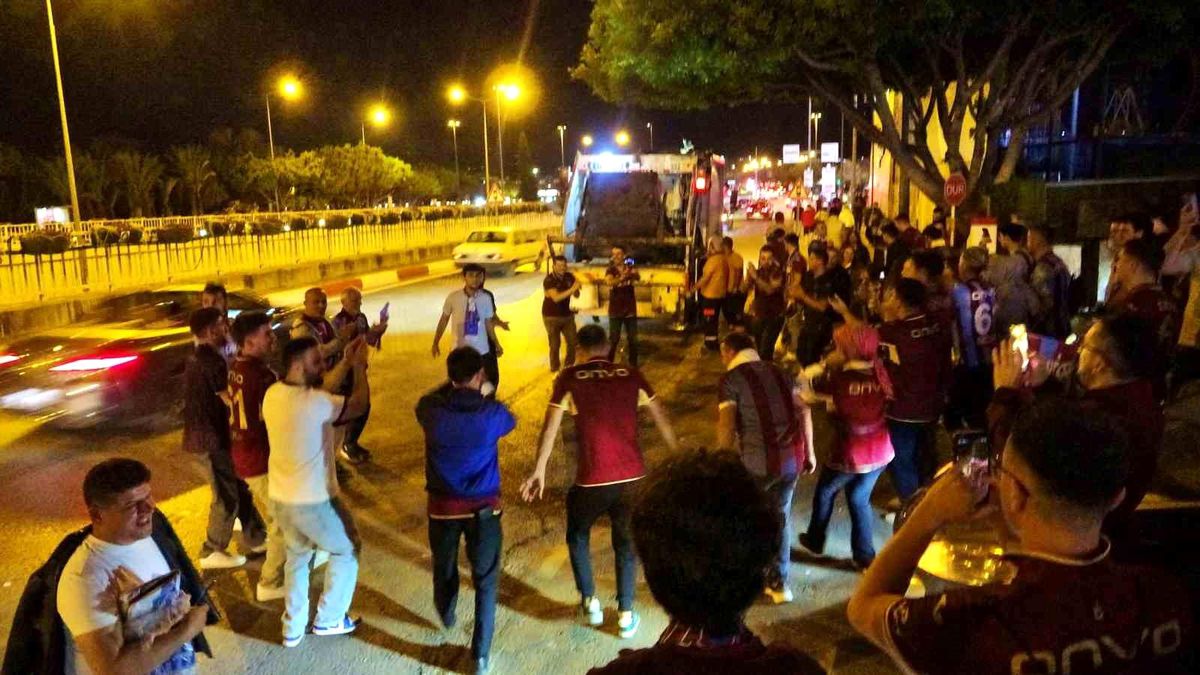 Antalya'da bordo-mavili taraftarlardan kupa coşkusu